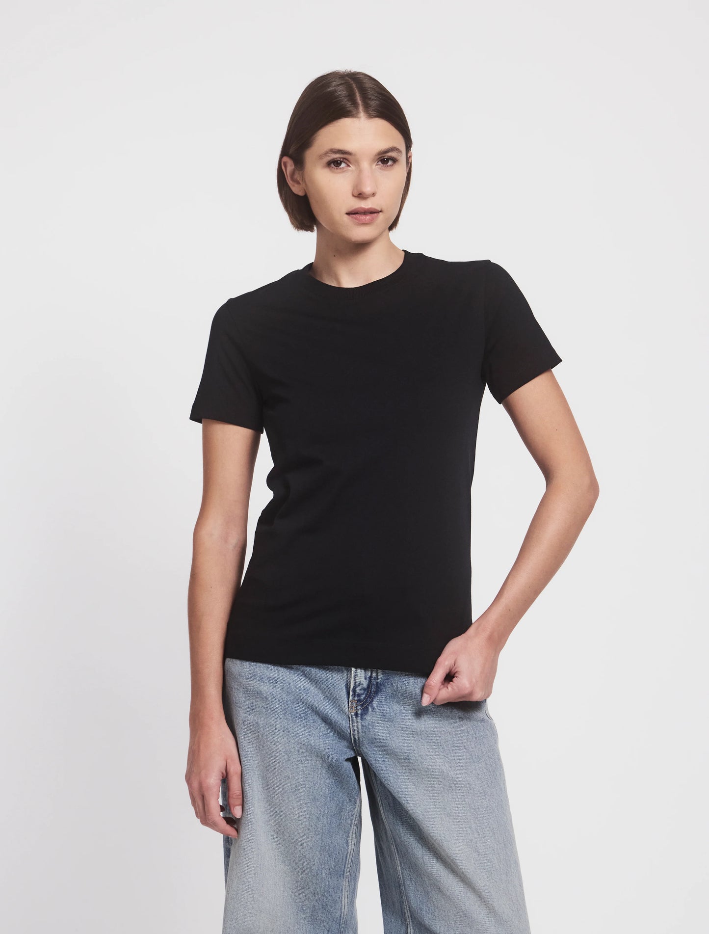 Lightweight Cotton fitted T-Shirt in Black- Organic
