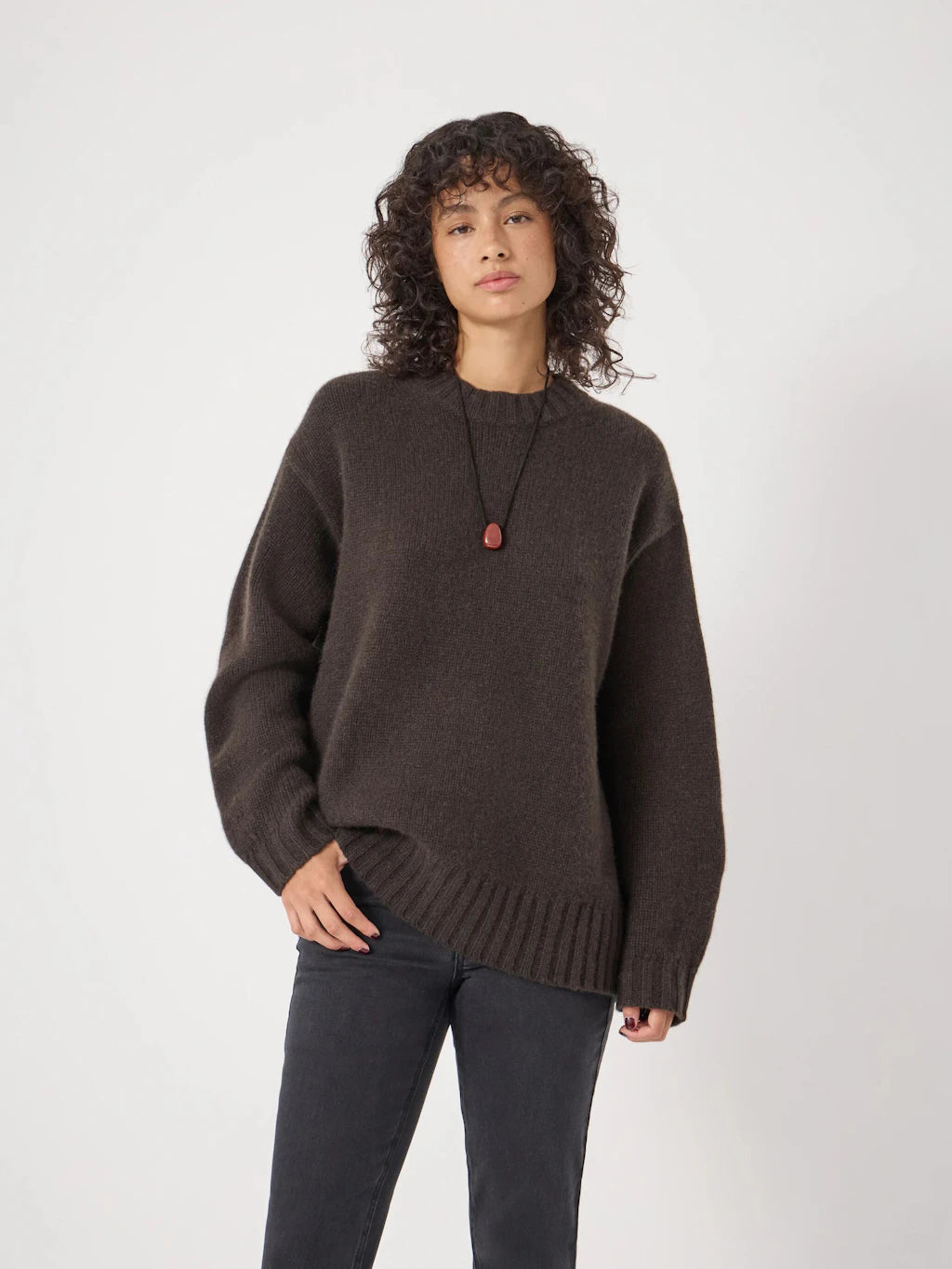 Longline cashmere jumper in deep, cool brown.