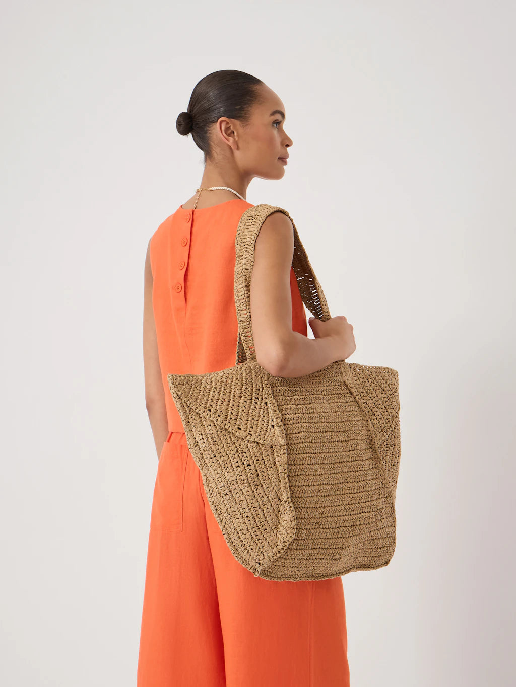 Raffia tote bag.