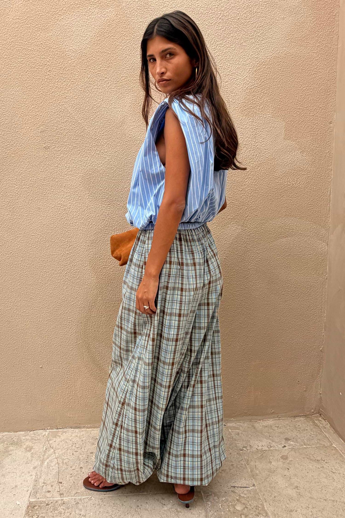 Checked balloon cotton trousers in light blue and brown.