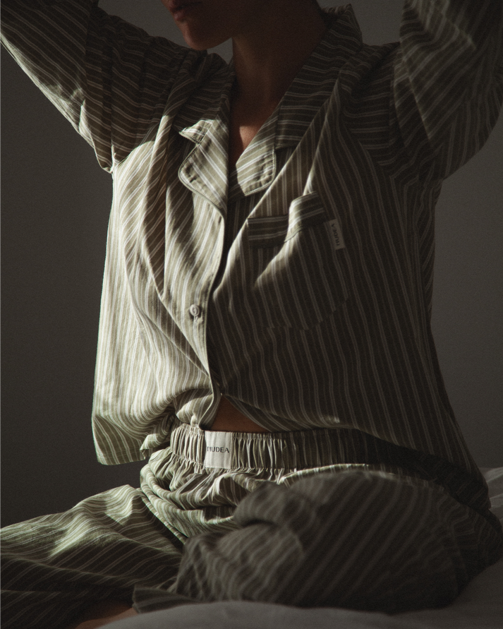 Pistachio green striped cotton poplin pyjama set.