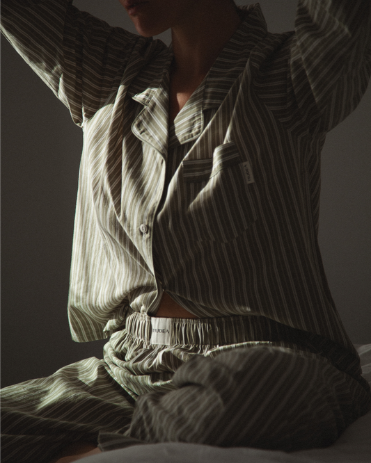 Pistachio green striped cotton poplin pyjama set.