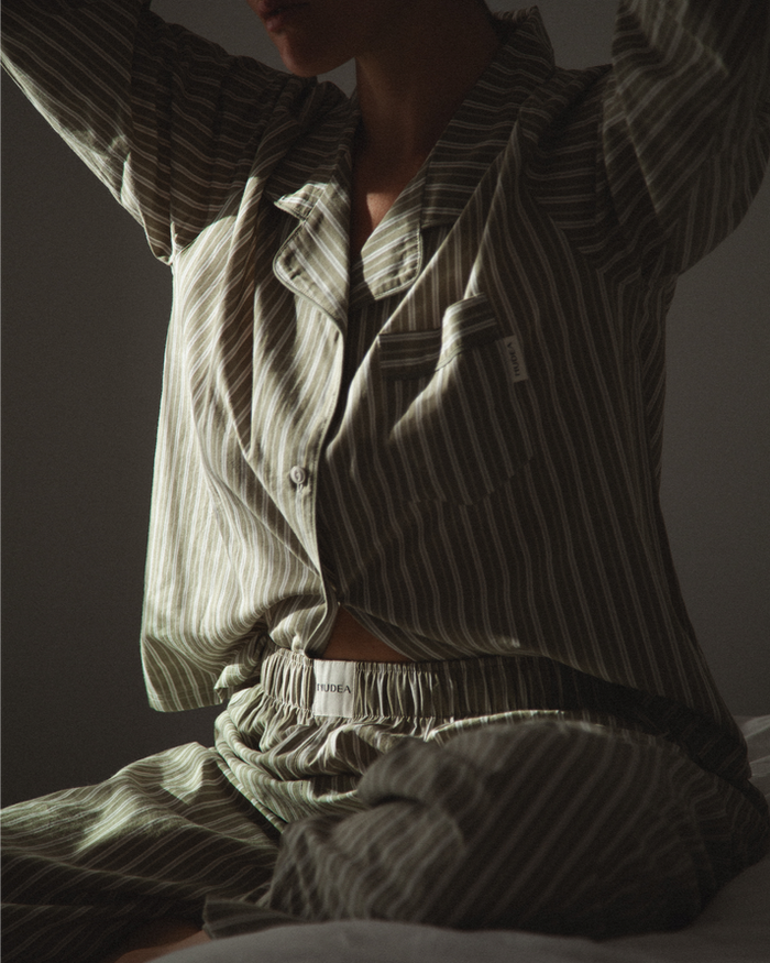 Pistachio green striped cotton poplin pyjama set.