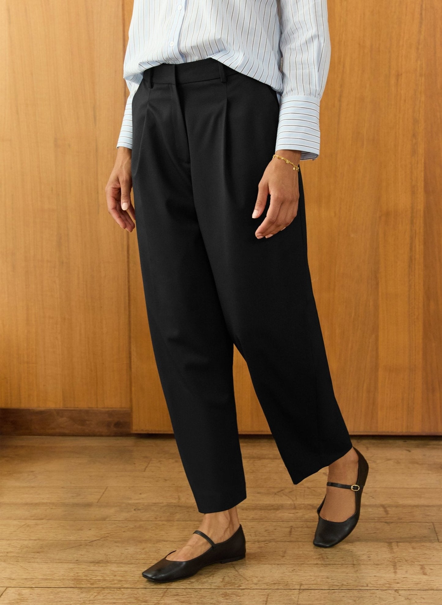 Evora Wool Blend Barrel Leg Trousers / Caviar Black