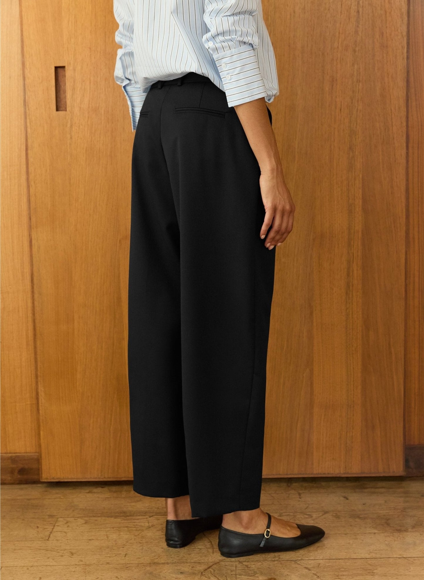 Evora Wool Blend Barrel Leg Trousers / Caviar Black