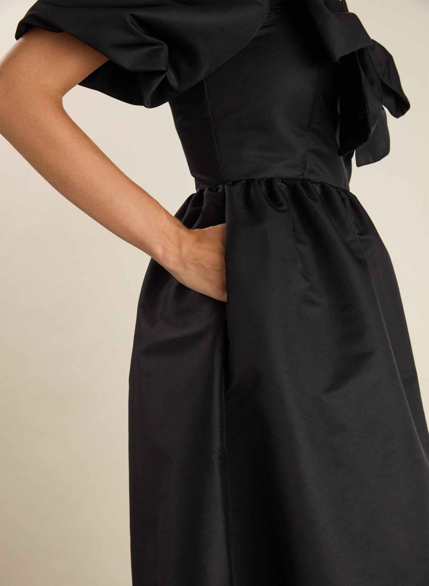 Star Bow Detail Midi Dress / Caviar Black