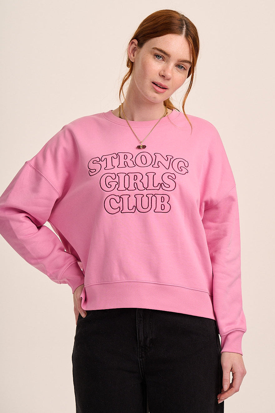 Pink sweatshirt with ‘Strong Girls Club’ slogan, crew neckline, long sleeves, and relaxed fit.